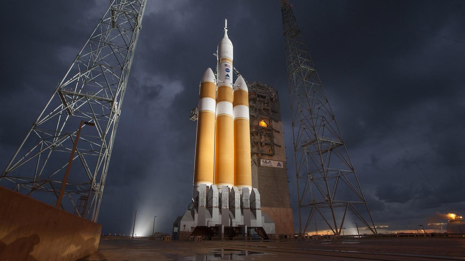 体育新闻中心通告暑期青少年体能培训课程信息，青少年体能训练营海报